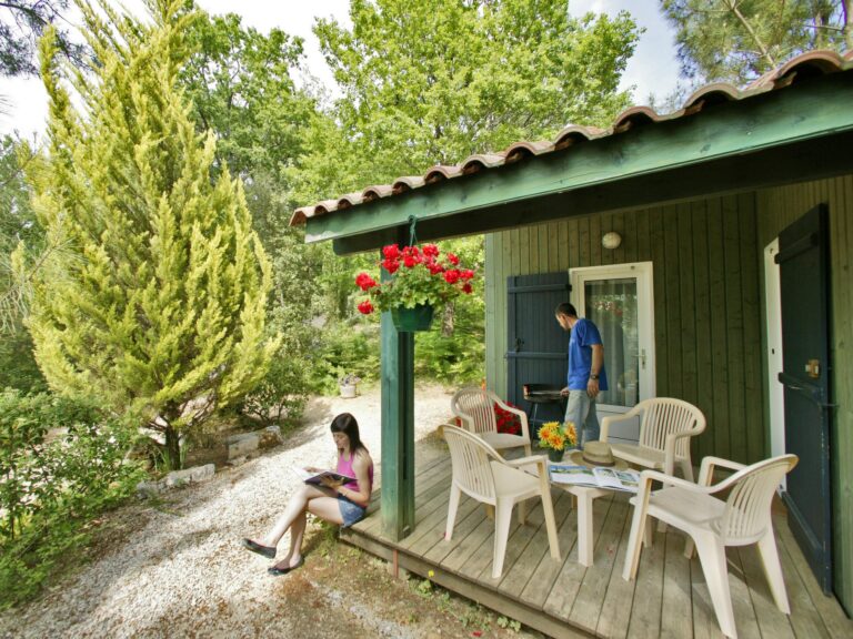 Terrasse et jardinet privatif d'un petit chalet