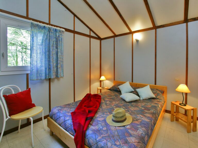 Grande chambre du chalet pour personne à mobilité réduite