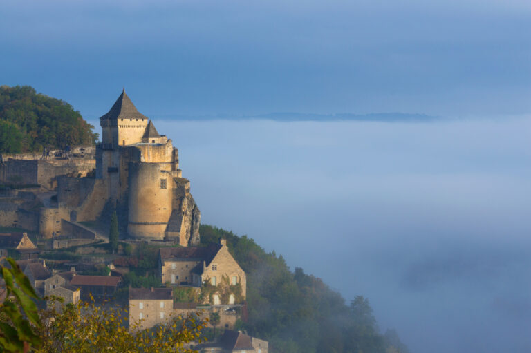 Le majestueux château de Castelnaud qui surplombe la vallée de la Dordogne
