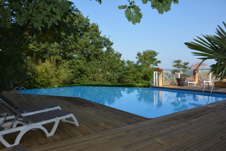 Vue imprenable sur la vallée de la Dordogne depuis la piscine extérieure chauffée