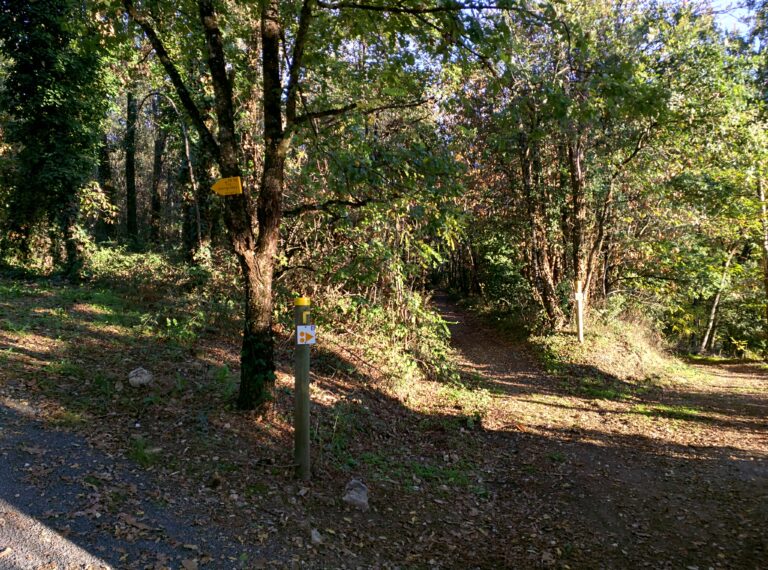 Plusieurs départ de sentier de marche et de VTT depuis le domaine des Ventoulines