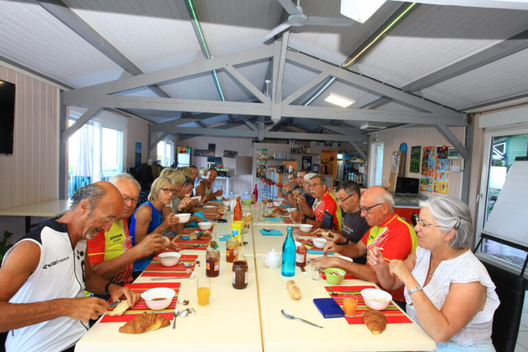 Petit déjeuner d'un groupe de cyclistes