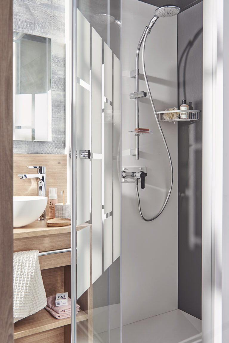 Douche et lavabo de la suite parentale du Taos