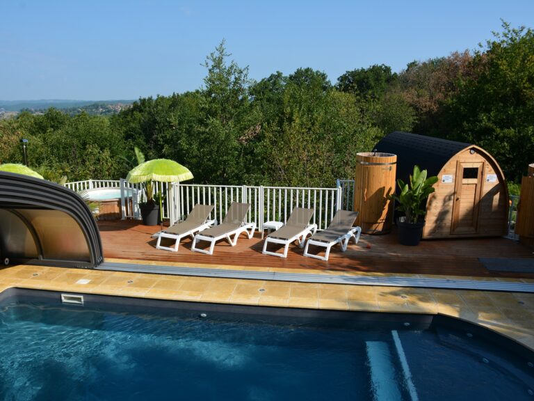 L'espace bien-être des Ventoulines : piscine chauffée couverte dévouvrable, spa et sauna