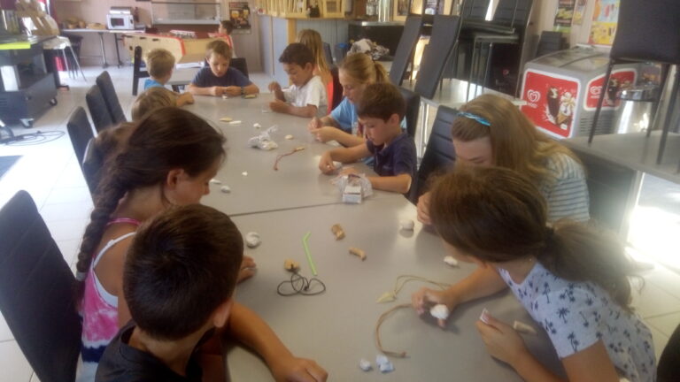 Atelier "je fabrique mon collier comme à la préhistoire"