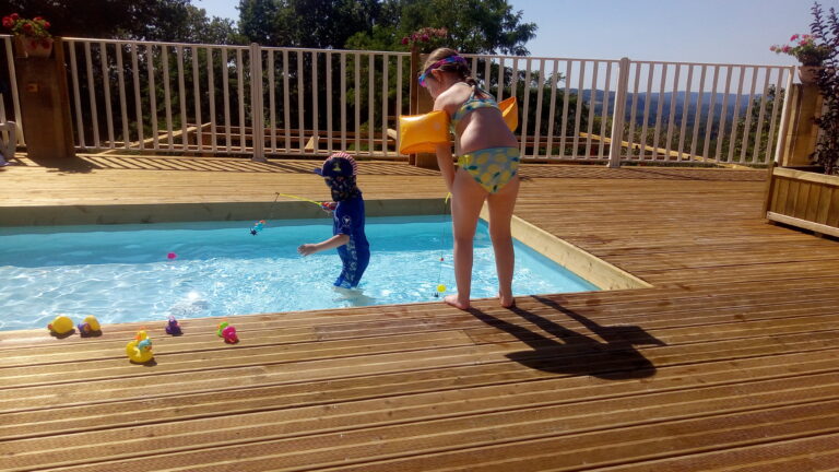 Les petits s'amusent, les parents rêvent en regardant la vue magnifique depuis la terrasse