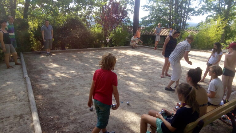 Tournoi de pétanque, toutes les générations se retrouvent!