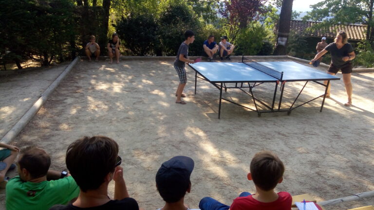 Tournoi de ping pong en animation d'été