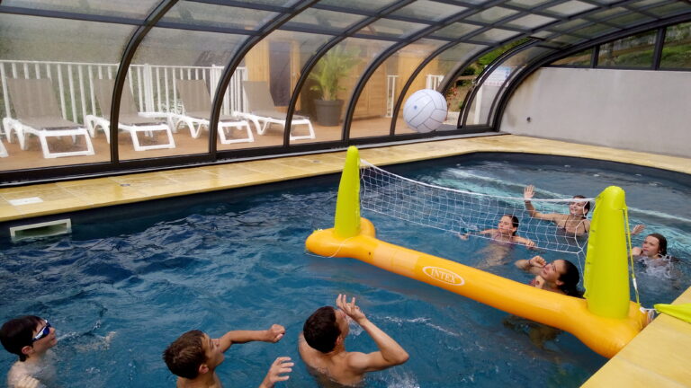 Animation volley dans la piscine couverte chauffée