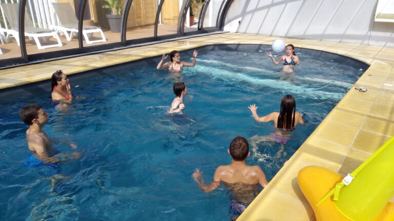 Animation ballon dans la piscine chauffée couverte