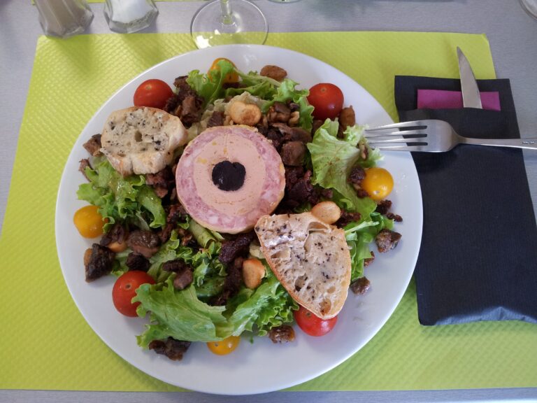 Assiettes du Périgord, avec ses gésiers et son foie gras aux truffes