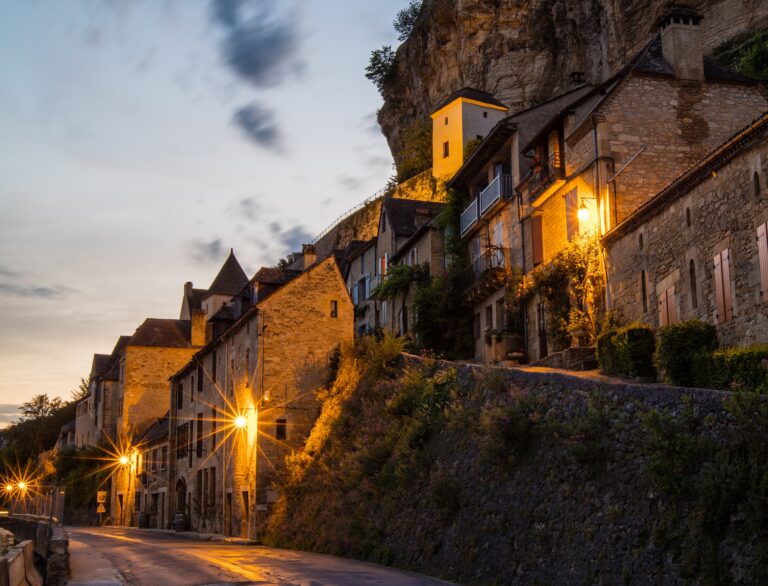 Les plus beaux villages de France ne manquent pas en Dordogne, et la Roque Gageac en fait partie