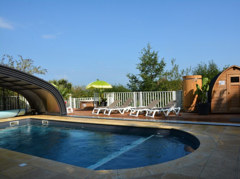La piscine couverte chauffée se découvre en journée pour profiter du ciel bleu!