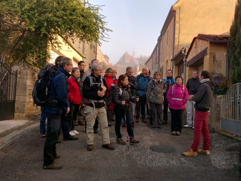 Groupe de randonneurs en visite guidée à Domme