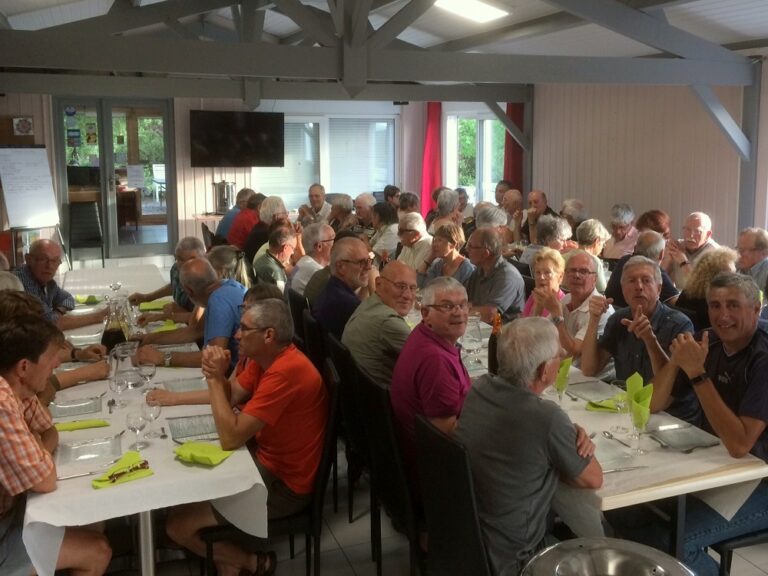 Groupe de randonneurs en demi pension au restaurant des Ventoulines