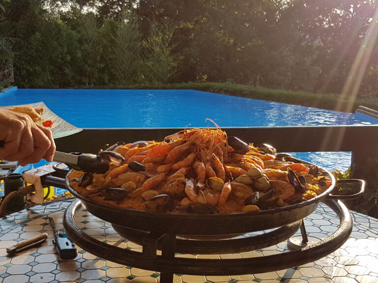 La paëlla des Ventoulines, un des snacks de l'été, au bord de la piscine à débordement