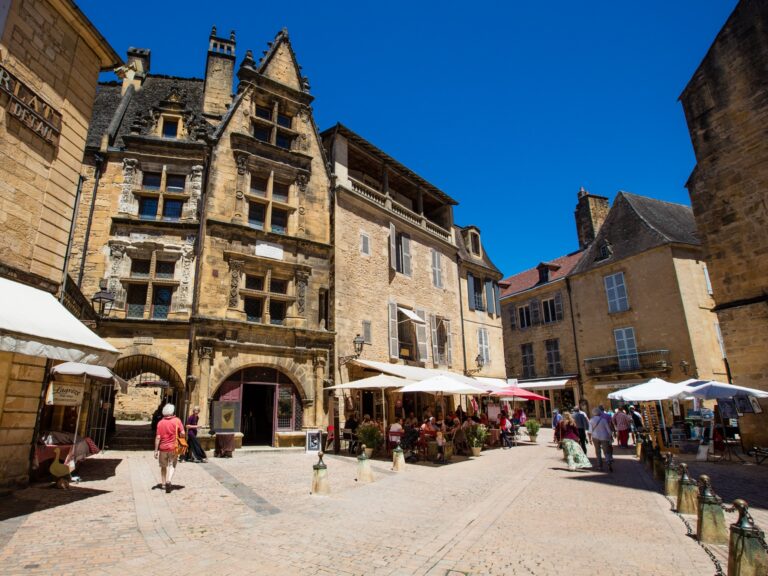 Les marchés et restaurants de Sarlat, inconournables : on régale ses papilles et ses yeux.