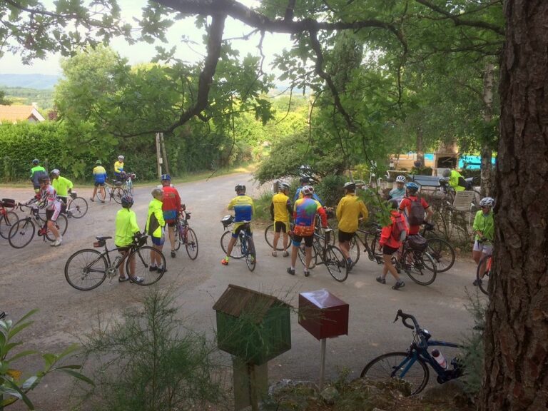 Un groupe de cyclistes se rassemble pour les départs depuis l'accueil des Ventoulines