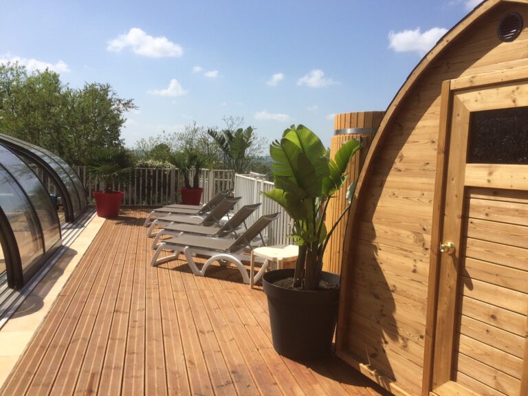 Terrasse panoramique, transats exposés plein ouest, et un oeil sur les enfants qui jouent dans la piscine chauffée