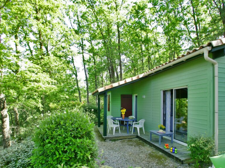 Terrasse et jardinet privatif d'un chalet famille pour 6 personnes