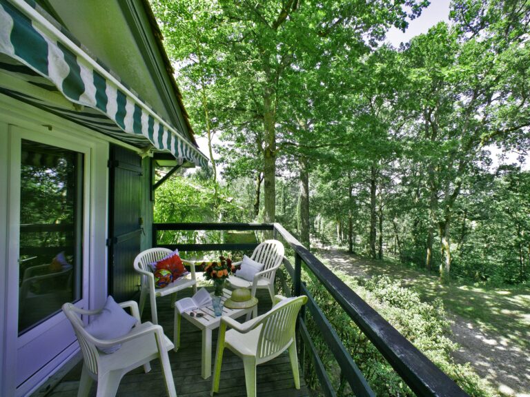 Terrasse ombragée, de plain pied, dans la nature, du chalet pour personne à mobilité réduite