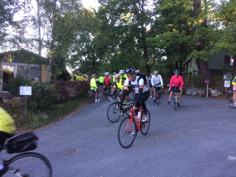 Départ d'un groupe de cyclo depuis les Ventoulines