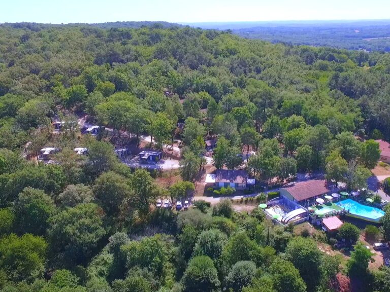 Vue aérienne du domaines des Ventoulines, sur une coline, orienté plein ouest