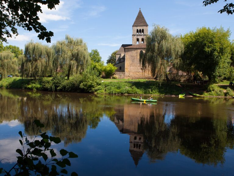 Parcourir la Dordogne en canoé pour découvrir des paysages magnifiques et un bâti exceptionnel