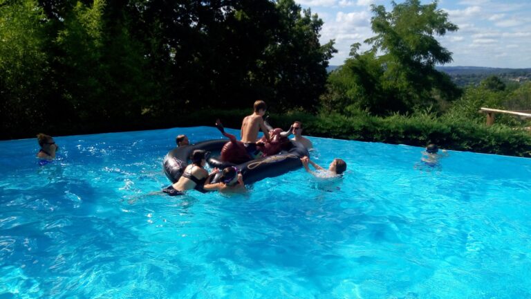 Piscine à débordement chauffée tout l'été