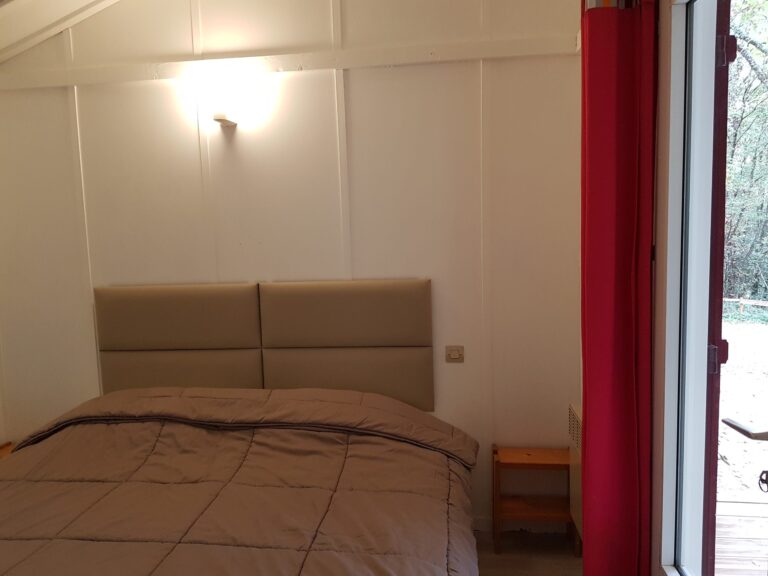 Chambre parentale d'un petit chalet