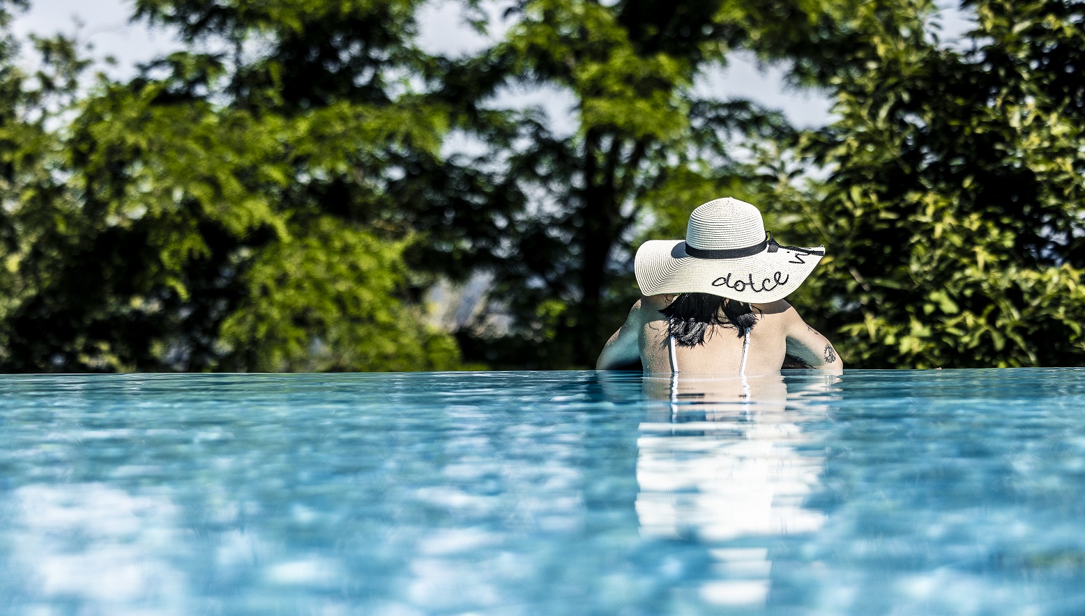 Détente dans la piscine extérieure