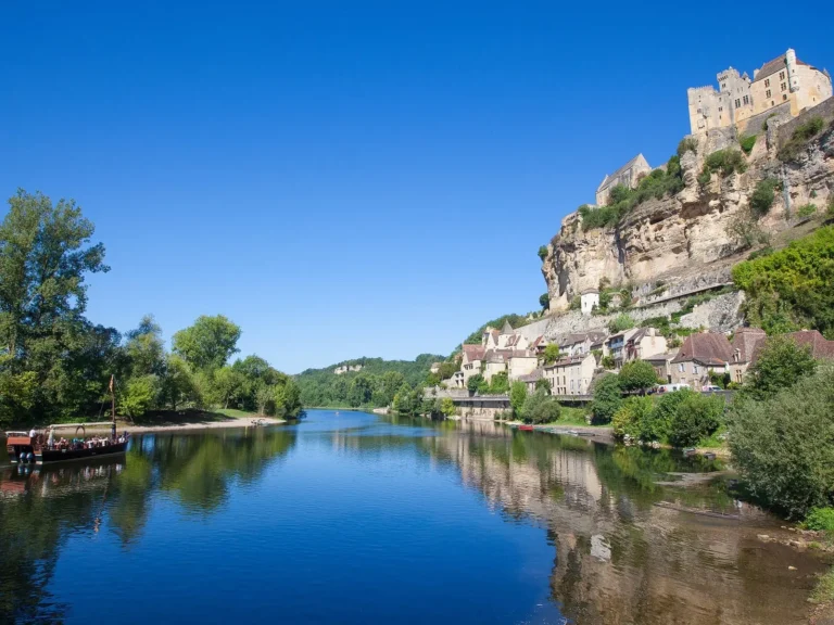 Château de Beynac et gabare sur la Dordogne, à 20 minutes du village de gîtes