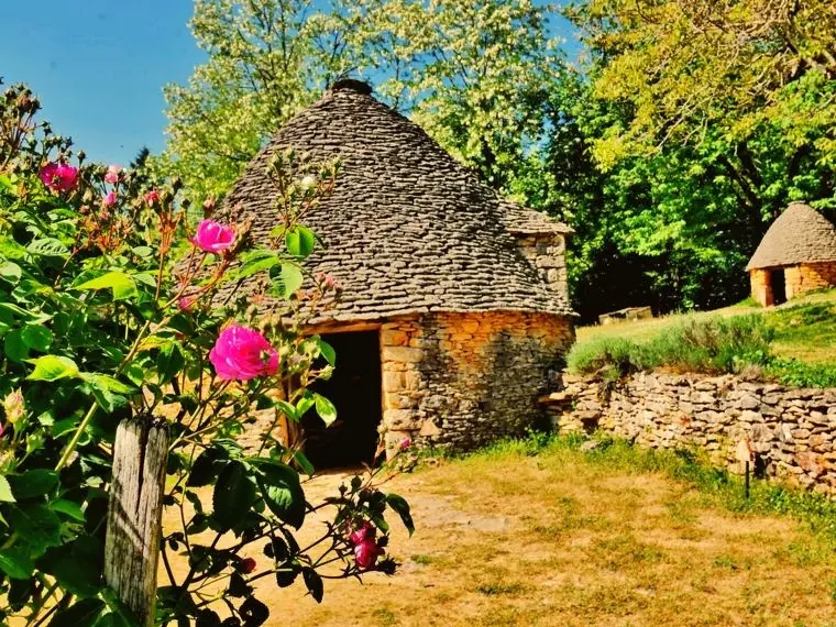 Cabane en pierre sèche du Périgord Noir, à visiter près de Domme