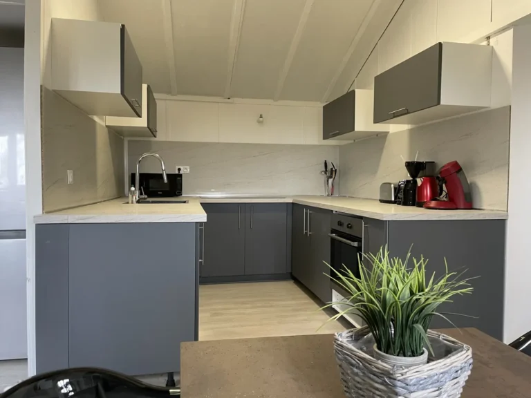 Cuisine toute équipée du chalet « tribu » en gestion libre