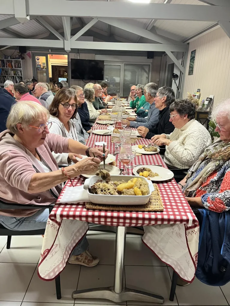 Dîner de groupe dans la salle de restaurant des Ventoulines