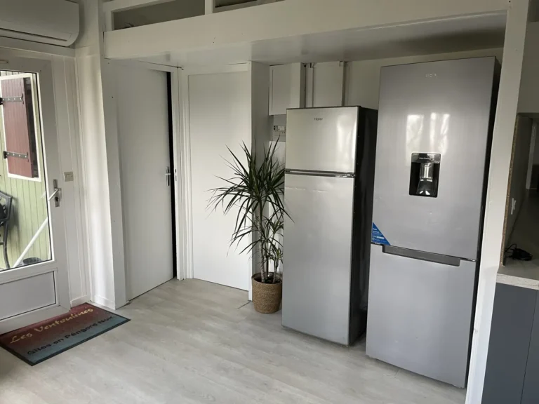 Entrée du chalet « tribu » avec ses deux réfrigérateurs pour les groupes