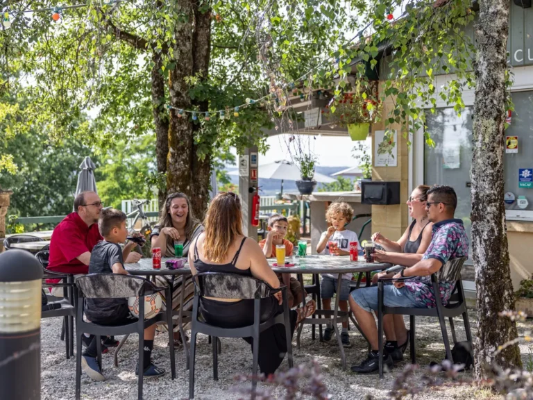 Famille à la terrasse de l’accueil du village de gîtes Les Ventoulines