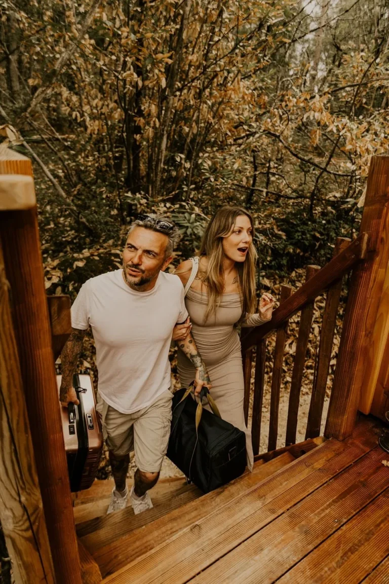 Couple arrivant au Lov'nid, cabane dans les arbres près de Sarlat