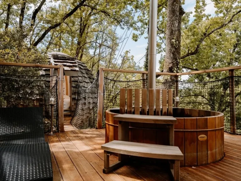 Bain nordique privatif sur la terrasse du Lov'nid, au milieu des arbres