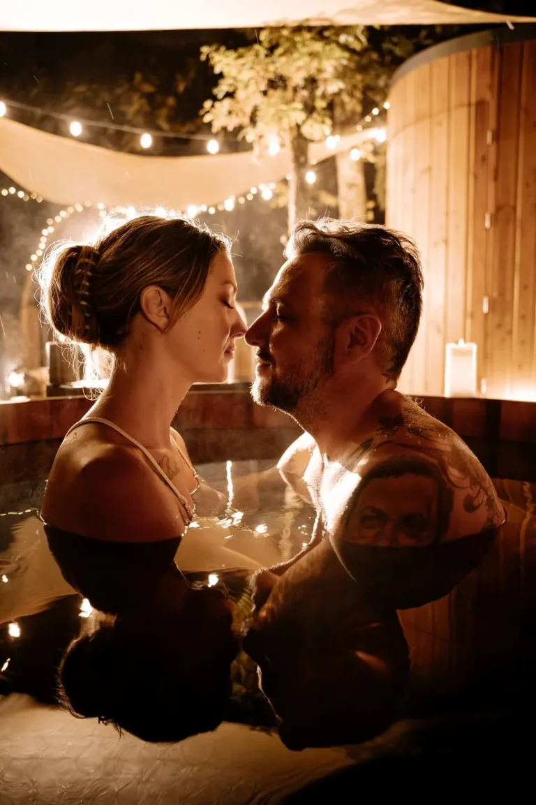 Soirée en amoureux dans le bain nordique privatif du Lov'nid, sous les guirlandes lumineuses