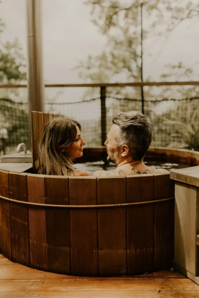 Couple dans le bain nordique privatif du Lov'nid, cabane dans les arbres