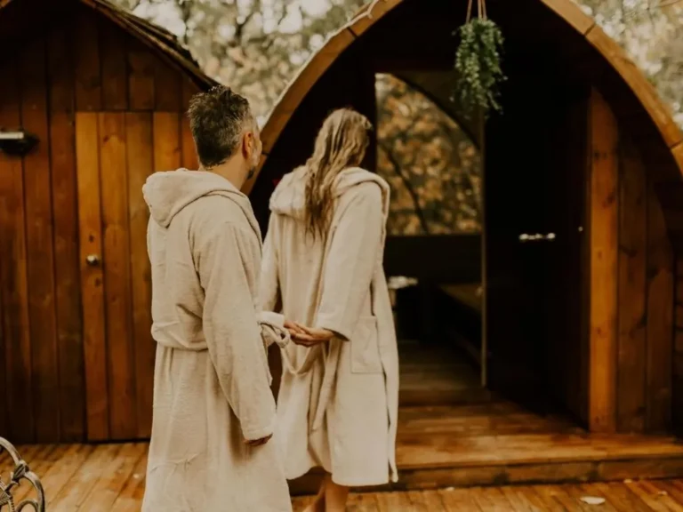 Couple en peignoir se rendant au sauna privatif du Lov'nid