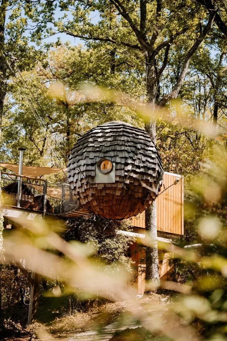 Le Lov'nid, nid rond en bois perché dans les arbres, à Domme en Dordogne