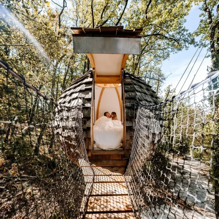 Passerelle menant au nid perché du Lov'nid, cabane dans les arbres en Dordogne