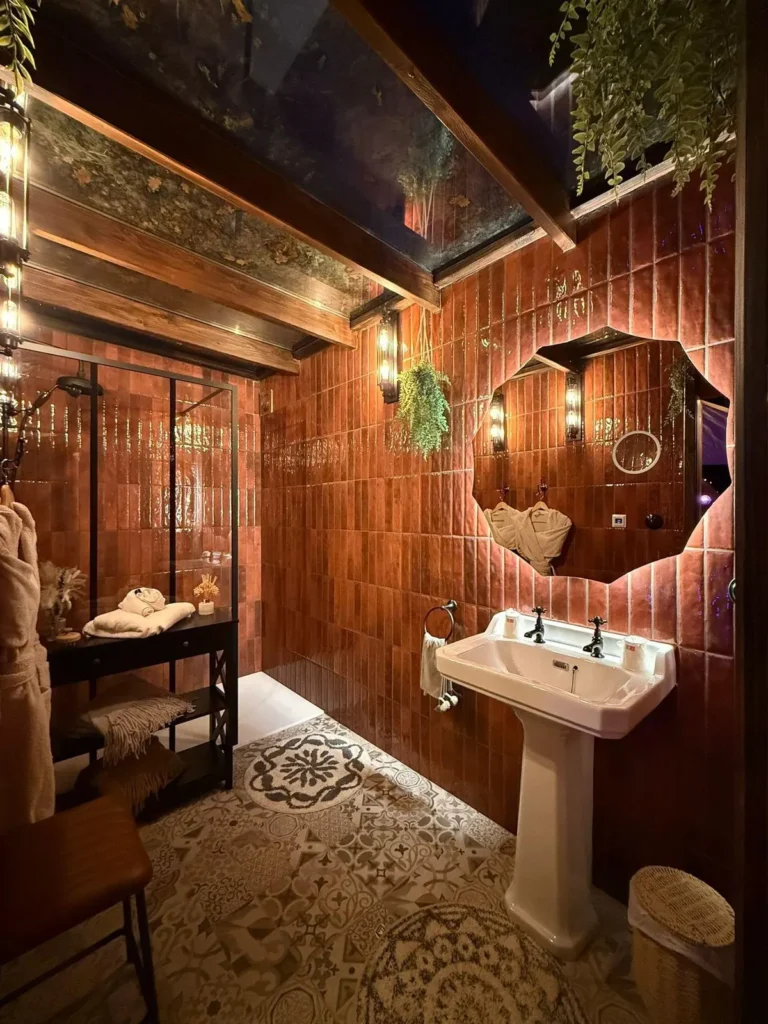 Salle de bain du Lov'nid avec verrière, carrelage terracotta et douche à l'italienne