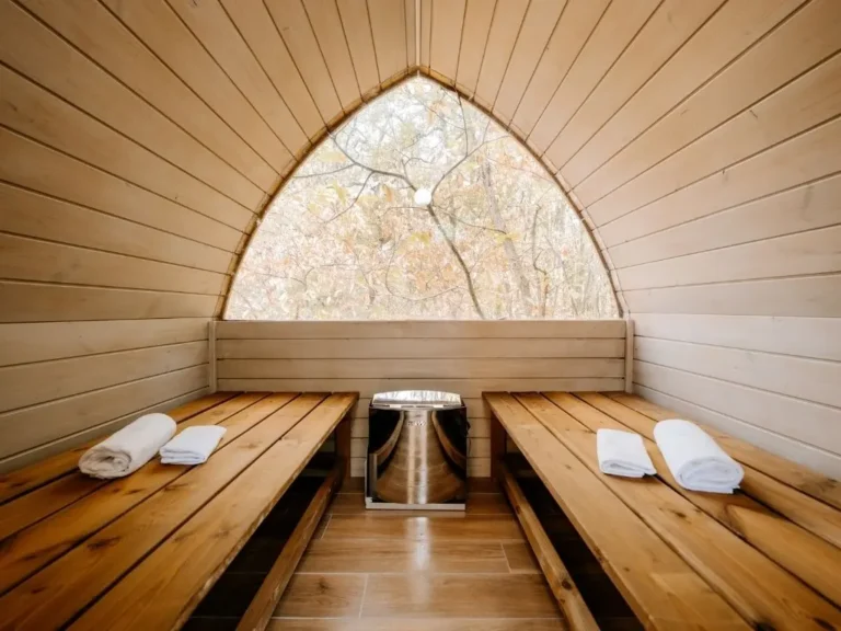 Sauna privatif du Lov'nid avec grande baie vitrée sur la forêt