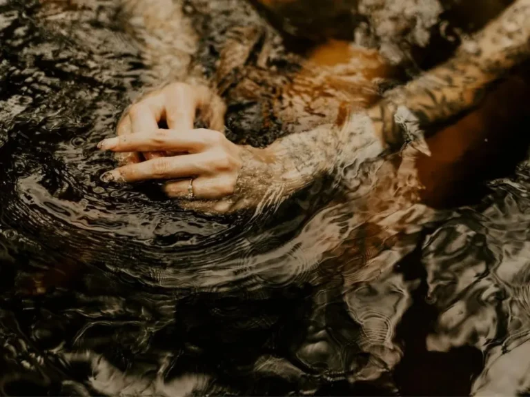 Mains enlacées dans le bain nordique du Lov'nid, nuit en amoureux en Dordogne
