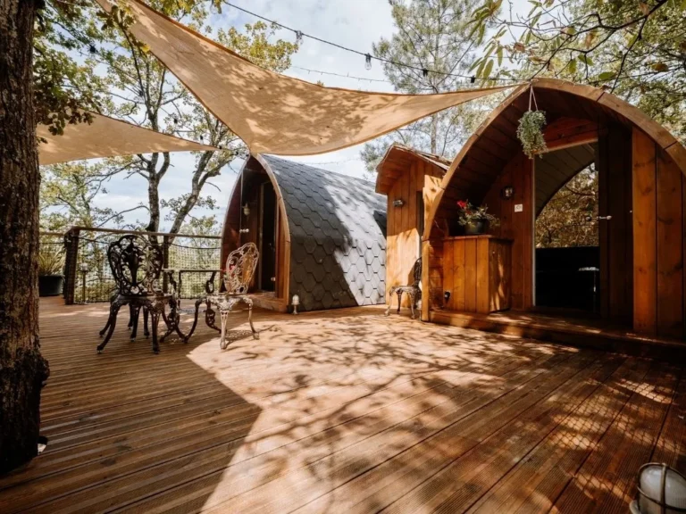 Terrasse suspendue du Lov'nid, cabane perchée avec spa et sauna à Domme