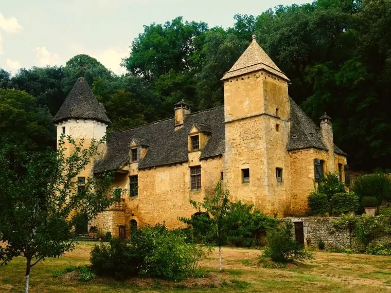 Manoir périgourdin en pierre blonde à visiter en groupe, Dordogne