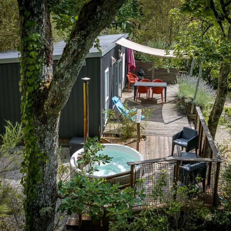 Mobil-home Key West avec spa privatif sur sa terrasse, camping Les Ventoulines à Domme